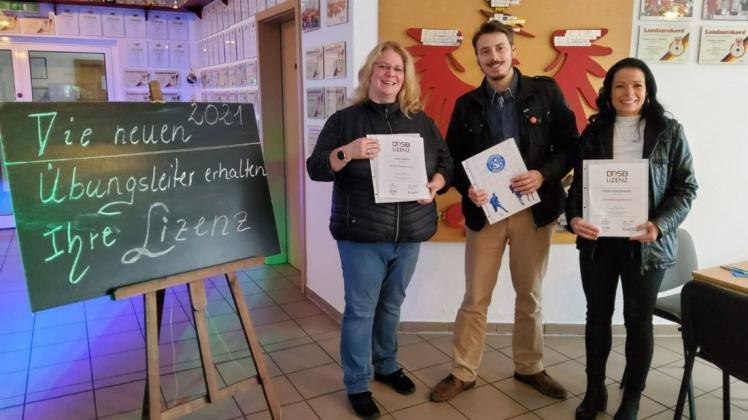 Drei der fünf neuen lizensierten Übungsleiter der Wittenberger Schützengilde: Anke Meyer, Friedrich Barfuß und Cindy Fürstenberg (v. l.) Drei der fünf neuen lizensierten Übungsleiter der Wittenberger Schützengilde: Anke Meyer, Friedrich Barfuß und Cindy Fürstenberg (v. l.)