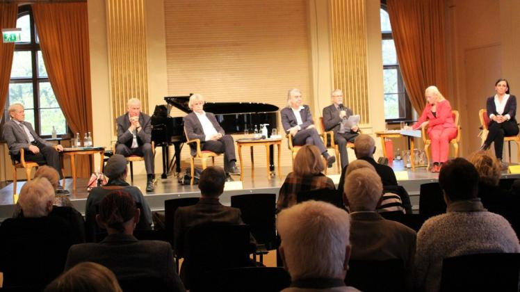 Der Vorstand der Theaterfreunde hatte sich zur Mitgliederversammlung den Generalintendanten Hans-Georg Wegner (4.v.l.) ins Podium geholt.
