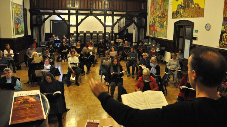 Die Singakademie bei der Probe. Sie wird geleitet von Daniel Kirchmann, Chordirektor des Mecklenburgischen Staatstheaters.