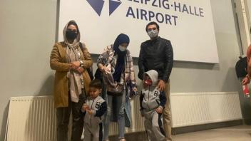 Direkt nach ihrer Ankunft in Deutschland: Said Sayedi (r.) mit einer TdH-Mitarbeiterin (l.) sowie Frau und Kindern des TdH-Länderkoordinators für Afghanistan.