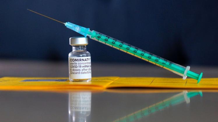 Ein halbes Jahr nach dem vollständigen Impfschutz sollen Risikogruppen den Schutz auffrischen.