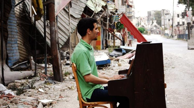 Aeham Ahmad 2014: In Damaskus spielt er Klavier inmitten des syrischen Kriegsschauplatzes.