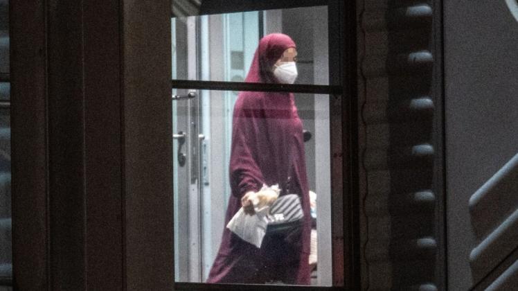 Eine Rückkehrerin aus dem IS-Gebiet am Flughafen Frankfurt.