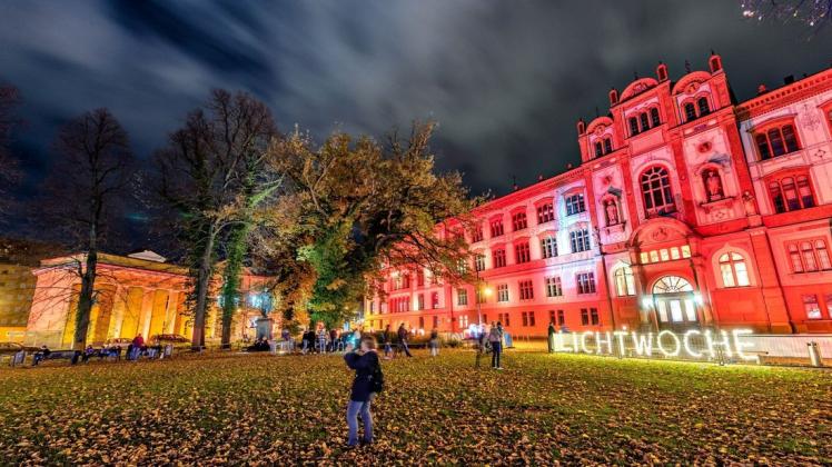 2020 ist ein Großteil des Rahmenprogrammes zur Lichtwoche aufgrund der Corona-Pandemie entfallen. 2020 ist ein Großteil des Rahmenprogrammes zur Lichtwoche aufgrund der Corona-Pandemie entfallen.