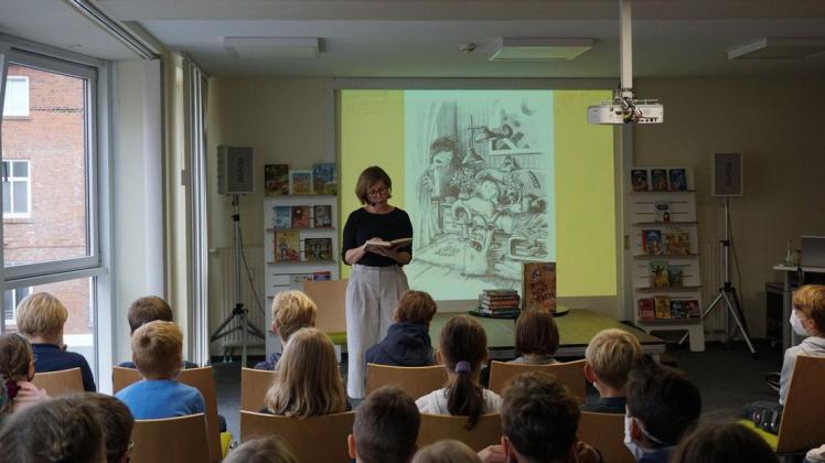 Autorin Charlotte Habersack war aus München zu den Literaturtagen nach Schwerin gereist. In der Stadtbibliothek las sie Schulkindern aus ihrer Buchreihe „Bitte nicht öffnen“ vor.