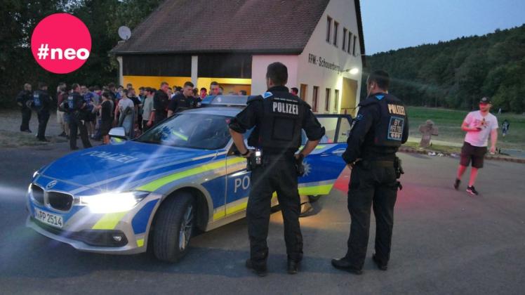 Polizisten bei einer Hass-Demo gegen den Youtuber "Drachenlord": Immer wieder rufen Nutzer auf Social Media zu Veranstaltungen vor dem Haus von Rainer Winkler auf.