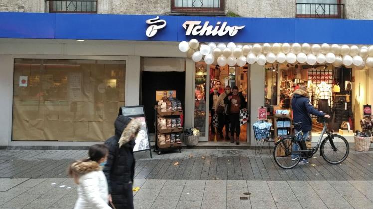 In Zukunft zweigeteilt: Das Ladenlokal von Tchibo in der Delmenhorster Innenstadt wurde gerade leicht modernisiert – und in der Mitte halbiert.