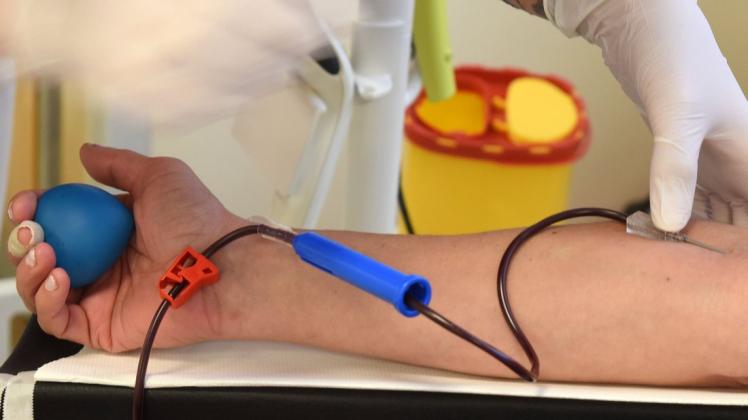 Nach der Änderung einer Richtlinie dürfen homosexuelle Männer beim Deutschen Roten Kreuz auch Blut spenden. Aber nur, wenn sie seit mindestens vier Monaten in einer festen Beziehung sind. Nach der Änderung einer Richtlinie dürfen homosexuelle Männer beim Deutschen Roten Kreuz auch Blut spenden. Aber nur, wenn sie seit mindestens vier Monaten in einer festen Beziehung sind.