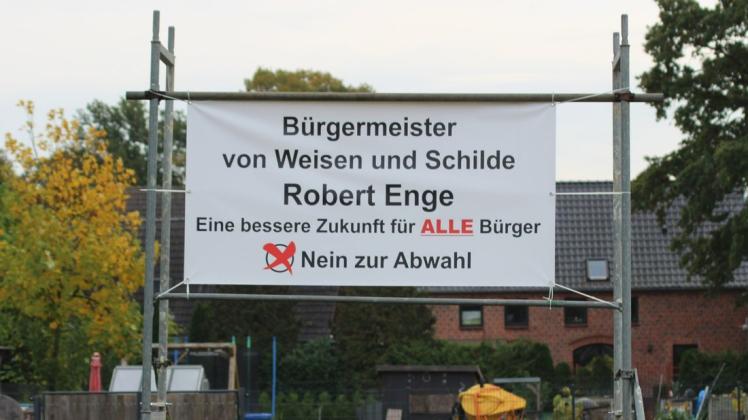 Auf der Chausseestraße in Weisen wirbt ein großes Plakat für den Verbleib von Robert Enge im Amt des Bürgermeisters.