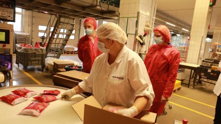 Hier werden Waldbeeren aus Kalifornien verpackt, sie sollen gut für das Nervenkostüm sein. Hier werden Waldbeeren aus Kalifornien verpackt, sie sollen gut für das Nervenkostüm sein.