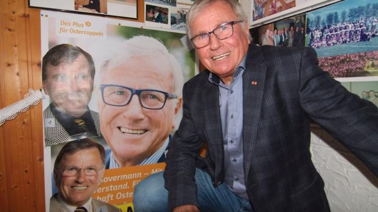 Der vierfache Kovermann. Der langjährige Ortsbürgermeister vor einer Collage mit alten Wahlkampfplakaten.