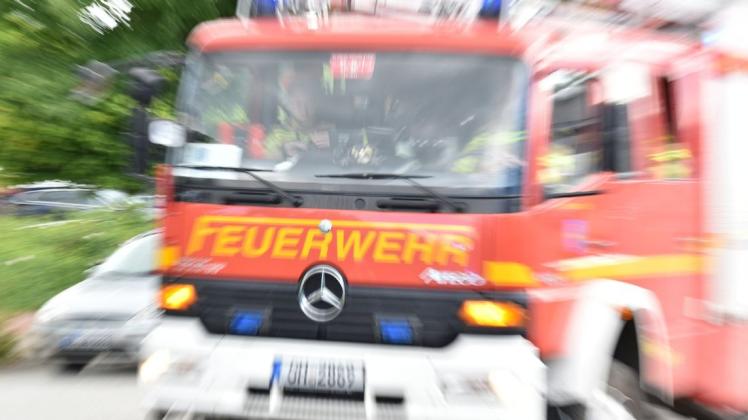 Die Freiwilligen Feuerwehren aus Warnsdorf-Häven, Ovendorf und Offendorf rückten zum Brand auf dem Erdbeerhof aus.