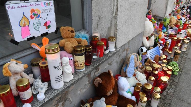 Kerzen und Plüschtiere stehen vor dem Eingang des Hauses, wo am 12.01.2019 die sechsjährige Leonie ums Leben kam.