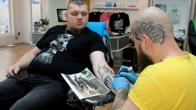 Stefan Bärsch hat Glück: Das Schwarz seines neuen Tattoos von Dennis Smith ist nicht vom Verbot betroffen.