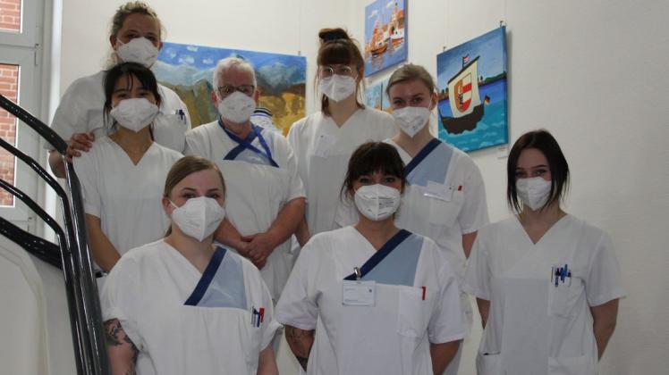 Mit  diesem  Foto  präsentiert sich das  Team der  A2 im  Wismarer Sana  Hanse-Klinikum  auf  der  Internetseite des Wettbewerbs.