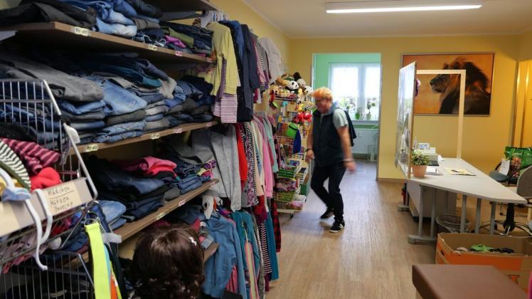 Die Kleiderkammer im Haus der sozialen Dienste in Hagenow wurde vollkommen umgestaltet, um das Angebot besser zu präsentieren. Die Nachfrage nach den gespendeten Textilien sei sehr gut. Die Kleiderkammer im Haus der sozialen Dienste in Hagenow wurde vollkommen umgestaltet, um das Angebot besser zu präsentieren. Die Nachfrage nach den gespendeten Textilien sei sehr gut.