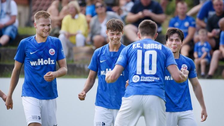 Der FC Hansa II (hier von links Julian Hahnel, Nick Stepantsev, Mike Bachmann und Alessandro Schulz) will auch am Sonnabend in Neuruppin jubeln.