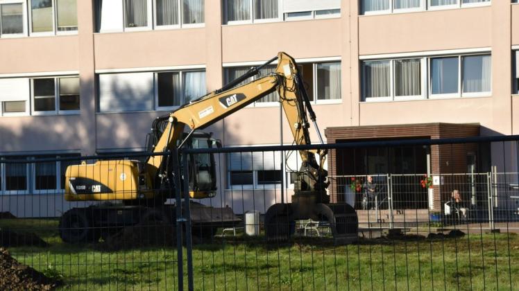 Hier gab es noch vor wenigen Wochen eine kleine grüne Oase für die Senioren am Haus Seeblick in der Weststadt. Jetzt beginnen dort Bauarbeiten für neue Pflegeplätze. Sehr zum Bedauern einiger Bewohner.