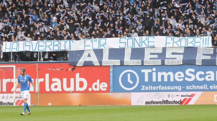 Spruchband auf der Südtribüne beim Spiel des FC Hansa gegen den SV Sandhausen Spruchband auf der Südtribüne beim Spiel des FC Hansa gegen den SV Sandhausen