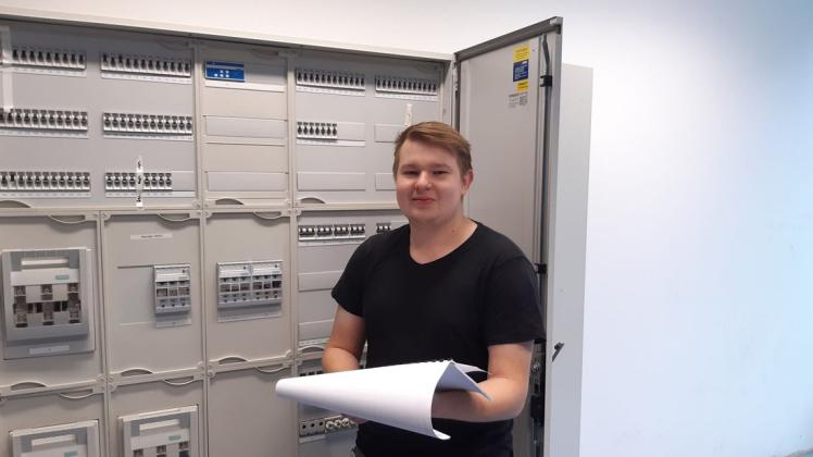 Liebt Schaltkreise: der Landessieger und Elektroniker Florian Frindt auf seiner ersten Montage in Berlin.