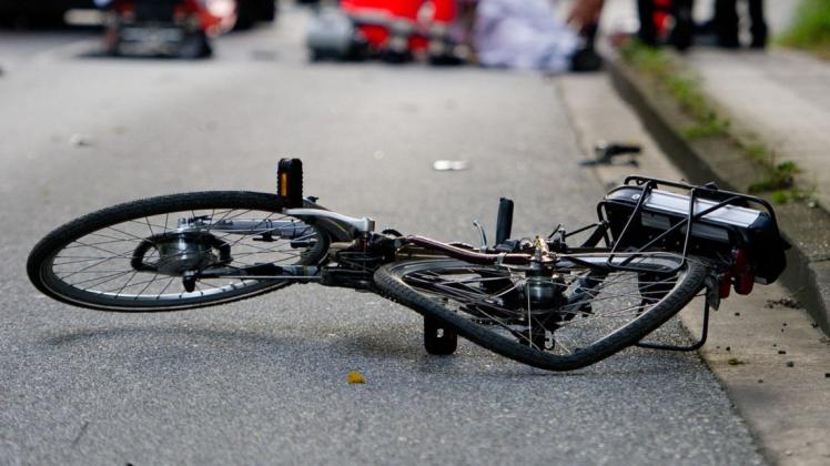 Es kam zu einem Zusammenstoß zwischen einem Radfahrer und einem Auto. (Symbolfoto)
