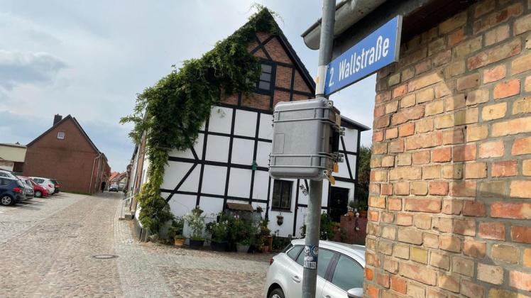 Grau und unscheinbar. Doch dieser graue Kasten hat es in sich. Er misst den Verkehr. So geschehen jetzt unter anderem in den Wallstraßen. Grau und unscheinbar. Doch dieser graue Kasten hat es in sich. Er misst den Verkehr. So geschehen jetzt unter anderem in den Wallstraßen.