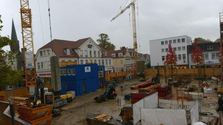 Ein Blick auf die Baustelle aus dem Bürofenster der Sparkassenfiliale in der Lingener Innenstadt.