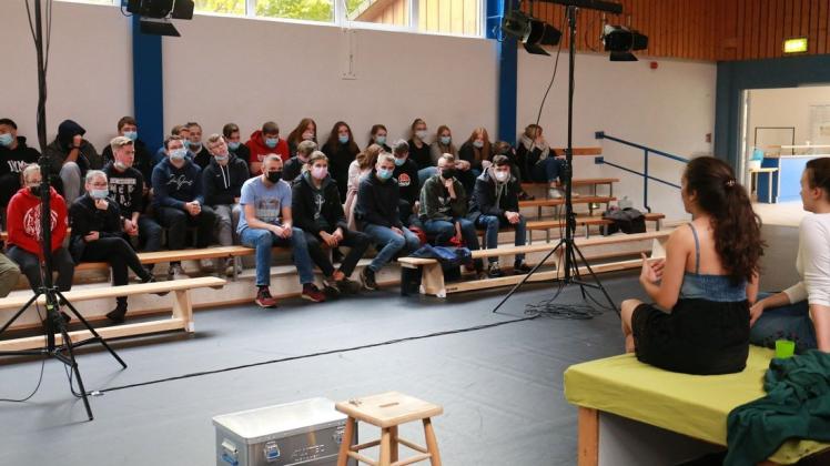 Angeregte Fragestunde direkt nach der Theateraufführung. Das Thema Drogen und ihre Gefahren fesselte die Jugendlichen der Lindenschule Lübtheen.