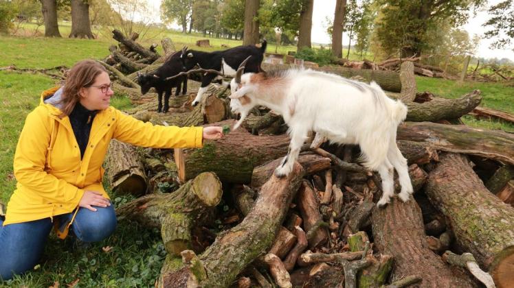Mit den Tieren auf Du und Du: Claudia Schlie lebt das auf ihrem Bauernhof und gibt ihre Erfahrungen in Kursen nicht nur an Kinder weiter. Mit den Tieren auf Du und Du: Claudia Schlie lebt das auf ihrem Bauernhof und gibt ihre Erfahrungen in Kursen nicht nur an Kinder weiter.