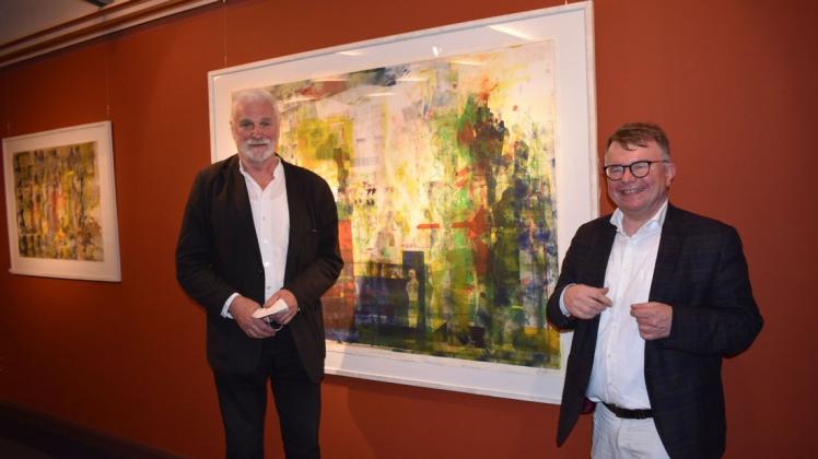 Freuen sich über eine gelungene Ausstellung: Maler Gerd Frick (l.) und Christian Schwandt vom Theater. Freuen sich über eine gelungene Ausstellung: Maler Gerd Frick (l.) und Christian Schwandt vom Theater.