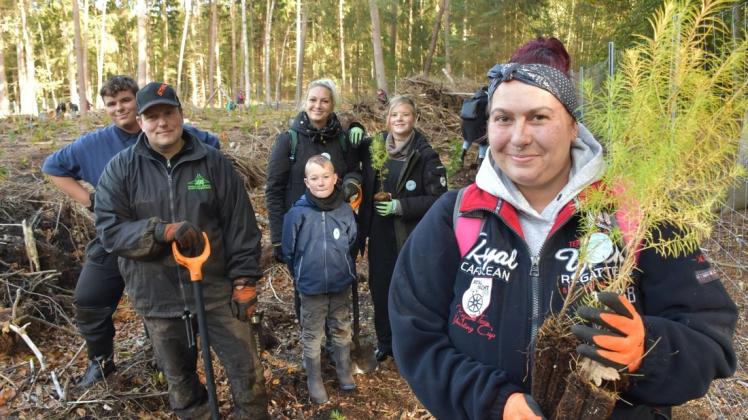 In der Hand ein paar Setzlinge und die ganze Familie mitgebracht: Anja Wahrmann (v.r.) beteiligte sich zusammen mit Hannah, Ines, Ole und Max Wahrmann sowie Forstamtsmitarbeiter Peter Schieweck (mit dem Spaten in der Hand) an der Pflanzaktion in der Rostocker Heide. In der Hand ein paar Setzlinge und die ganze Familie mitgebracht: Anja Wahrmann (v.r.) beteiligte sich zusammen mit Hannah, Ines, Ole und Max Wahrmann sowie Forstamtsmitarbeiter Peter Schieweck (mit dem Spaten in der Hand) an der Pflanzaktion in der Rostocker Heide.