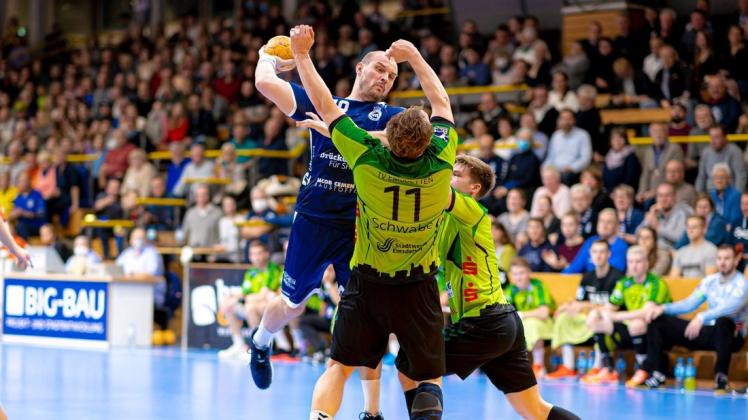 Jan Schult (am Ball) und der VfL Lübeck-Schwartau feierten in der 2. Handball-Bundesliga den ersten Heimsieg der neuen Saison.