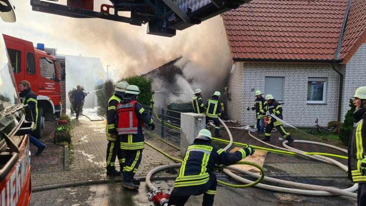 Ein brennendes Auto, das unter einem Carport direkt an einem Haus in Wimmer stand, verursachte erheblichen Gebäudeschaden.