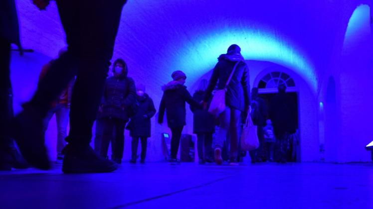 Komplett in blau erstrahlt die Unterführung vom Markt zum Schlachtermarkt. Viele Besucher des Lichterbummels nutzten den Durchgang, um von Lichtspiel zu Lichtspiel zu schlendern.