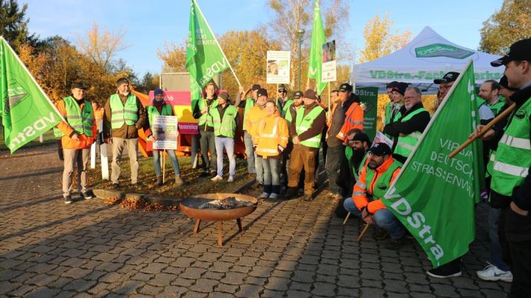 Versammlung der Streikenden vor der Straßenmeisterei des Landes in der Steegener Chaussee in Hagenow am Montagmorgen.
