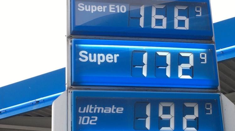 Frust an der Tankstelle am Mittwoch: Der krasse Preisanstieg bei Kraftstoffen befeuert den Unmut bei Logistik- und Taxiunternehmern – und bei den Kunden und Endverbrauchern.