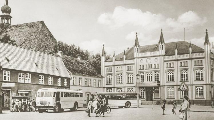 Ein Blick auf das Bützower Rathaus, fotografiert vor 55 Jahren.