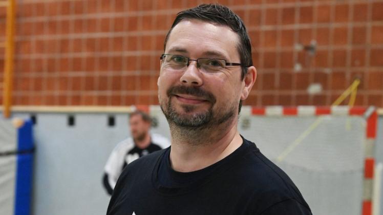 Ist mit dem Saisonstart seiner Mannschaft zufrieden, sieht aber auch noch Steigerungspotenzial: Andreas Müller, Trainer der Verbandsliga-Handballer des TV Neerstedt.