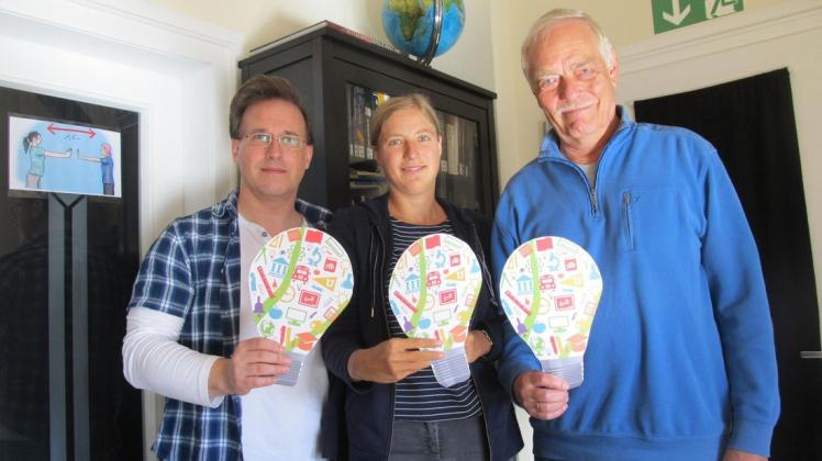 Die vorgeschlagenen Projekte bewerteten (von links) Thorsten Thomas, Anja Höing und Joachim Weyer. In ihren Händen halten sie das Logo des "BürgerVersität"-Vorhabens der Stiftung.