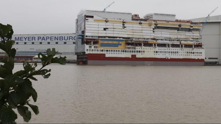 Am Ausrüstungskai der Meyer Werft liegt seit Sonntag ein Schwimmteil für eines der kommenden Kreuzfahrtschiffe.