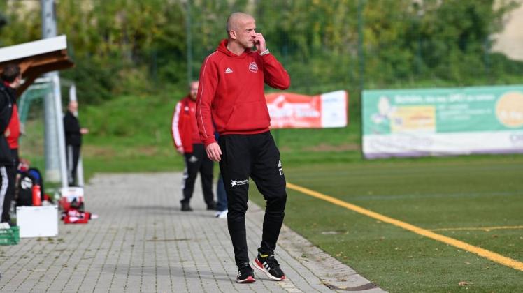 Sah kein gutes Spiel seiner Mannschaft: Trainer Maurice Bohnet musste sich mit dem Güstrower SC II in Barth mit 0:6 geschlagen geben. Sah kein gutes Spiel seiner Mannschaft: Trainer Maurice Bohnet musste sich mit dem Güstrower SC II in Barth mit 0:6 geschlagen geben.