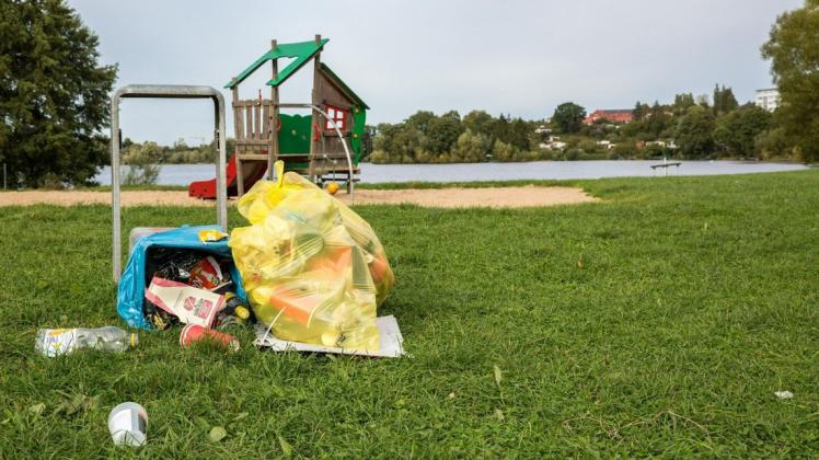 Party-Reste: Auch auf dem Spielplatz am Südufer des Lankower Sees musste in der Vergangenheit immer wieder Müll aufgesammelt werden.