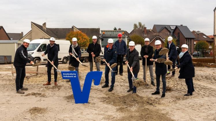 Mit dem ersten Spatenstich hat der Neubau der EVB-Filiale in Haren begonnen.