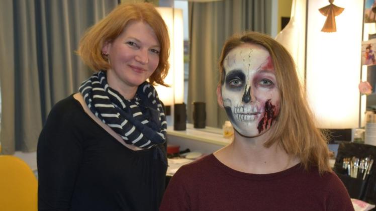 Mit verschiedenen Schichten Make-Up schminkte Kathrin Geske aus Reporterin Carolin Beyer eine Mischung aus Totenkopf und Zombie.