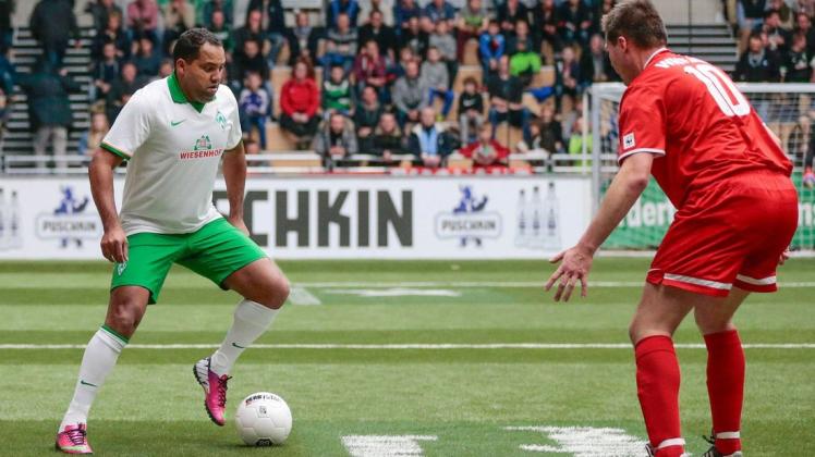 Ailton wartet: Junge Kicker aus dem Emsland können mit der Traditionsmannschaft von Werder Bremen beim Budenzauber der Fußballlegenden in Lingen auflaufen.
