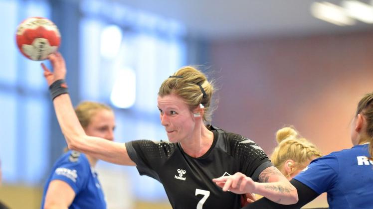 Konnte kurz vor dem Abpfiff noch verdientermaßen zum 21:21 gegen die HSG Uni ausgleichen: Carolin Höfert vom SV Eintracht Konnte kurz vor dem Abpfiff noch verdientermaßen zum 21:21 gegen die HSG Uni ausgleichen: Carolin Höfert vom SV Eintracht