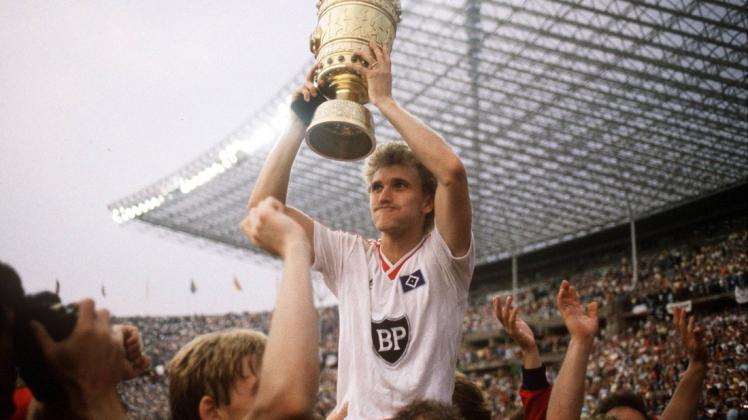 Thomas von Heesen HSV wird mit dem Pokal durch das Stadion getragen: Der HSV gewann den DFB-Pokal zuletzt in der Saison 1986/1987.