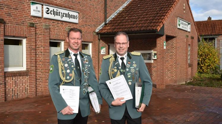 Beharrlichkeit war gefragt, damit der Präsident des Schützenvereins Lohne 1624, Martin Giese (rechts), und sein Stellvertreter Jörg Peters die neue Satzung genehmigt bekamen.