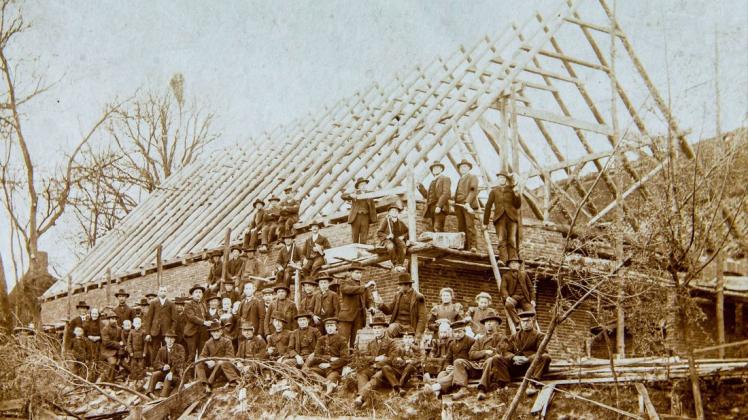 So fing alles an: Vor 125 Jahren ist in Meppen das Bauunternehmen Lammers gegründet worden. Das Foto zeigt die Errichtung einer Scheune in Groß Fullen.