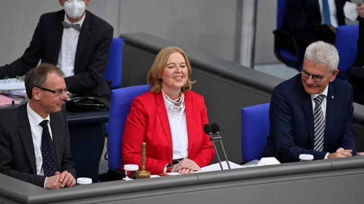 Ein etwas holpriger, aber sympathischer erster Auftritt: Bärbel Bas nimmt ihren neuen Platz als Bundestagspräsidentin ein.